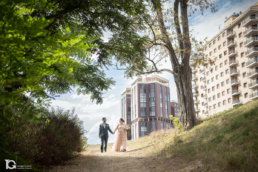 Sonia y Sergio paseando juntos por La Ciudadela de Pamplona