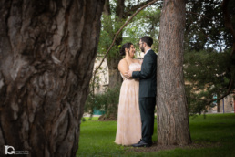 Sonia y Sergio apoyados en un árbol de La Ciudadela de Pamplona el día de su boda