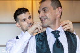 Gonzaga colocando el cuello de la camisa a Laro en el Hotel Tres Reyes de Pamplona el día de su boda.