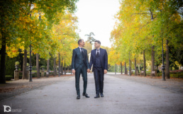 Laro y Gonzaga caminando juntos por el Parque de la Taconera en Pamplona.