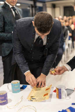Gonzaga sellando sus votos con purpurina durante la ceremonia.