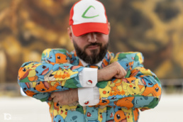 Invitado con traje estampado de Pikachu durante la celebración.