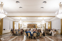 Vista panorámica de la sala del banquete con invitados celebrando.