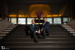 Laro y Gonzaga sentados en las escaleras interiores del Hotel Tres Reyes.