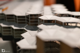 Detalle de la maqueta del Pabell&oacute;n de los Hex&aacute;gonos con estructura geom&eacute;trica