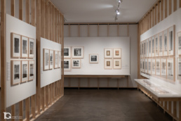 Pasillo con fotograf&iacute;as de la exposici&oacute;n El uso de las im&aacute;genes de Robert Rauschenberg.