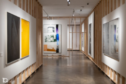 Pasillo de la Fundaci&oacute;n Juan March con im&aacute;genes de la exposici&oacute;n El uso de las im&aacute;genes de Robert Rauschenberg.