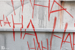 Pintadas de la risa del Joker en una pared de Tomos y Grapas.