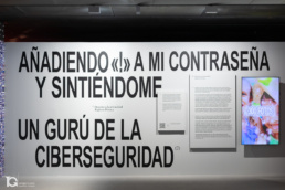 Mural ir&oacute;nico que da acceso a una sala de la exposici&oacute;n de derechos digitales.