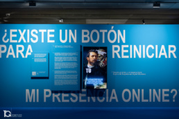 Mural provocador en la exposici&oacute;n de derechos digitales en Madrid.