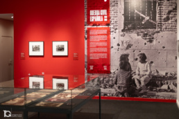 Mural con informaci&oacute;n y textos sobre las fotograf&iacute;as de Robert Capa en la Guerra Civil espa&ntilde;ola