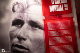 Mural con informaci&oacute;n sobre las fotograf&iacute;as de Robert Capa en la Segunda Guerra Mundial