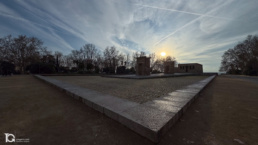 Templo de Debod al atardecer con luz c&aacute;lida y cielo suave.