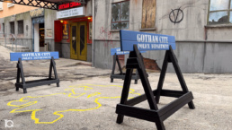 Entrada de Tomos y Grapas decorada como un cine de Gotham.