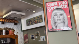 Interior de la Taberna Garibaldi con un p&oacute;ster de Raffaella Carr&aacute;