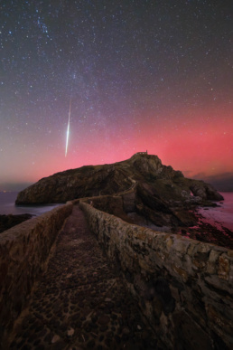 Aurora boreal en San Juan de Gaztelugatxe