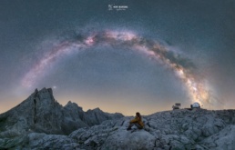 La v&iacute;a l&aacute;ctea y la galaxia de andromeda sobre el parque nacional de picos de europa (desde torre de los horcados rojos hasta caba&ntilde;a ver&oacute;nica)