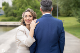 Retrato de Laura junto a Luis durante el Reportaje de boda en Sarriguren