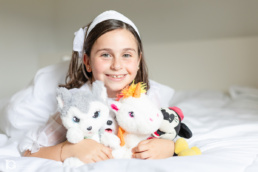 María Esther y sus peluches durante el Reportaje de Comunión
