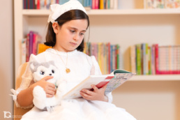 María Esther leyendo un libro en la biblioteca secreta