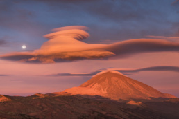 Gran lenticular, la puesta de la luna y un potente alpenglow ba&ntilde;ando el Teide