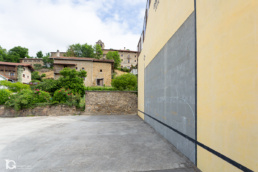 Vista del frontis con el pueblo de Oskotz al fondo