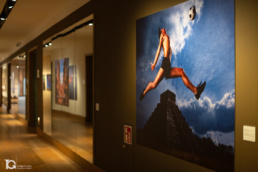 Fotograf&iacute;as en la exposici&oacute;n M&eacute;xico 86. El mundo unido por un bal&oacute;n de Annie Leibovitz en Fundaci&oacute;n Casa de M&eacute;xico en Espa&ntilde;a