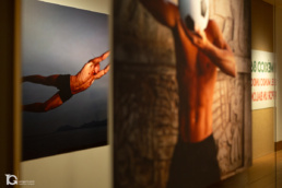 Fotograf&iacute;as en la exposici&oacute;n M&eacute;xico 86. El mundo unido por un bal&oacute;n de Annie Leibovitz en Fundaci&oacute;n Casa de M&eacute;xico en Espa&ntilde;a