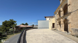 Frontón de Azcona compartiendo pared con la Parroquia de San Martín