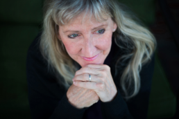Retrato de Carol Guzy